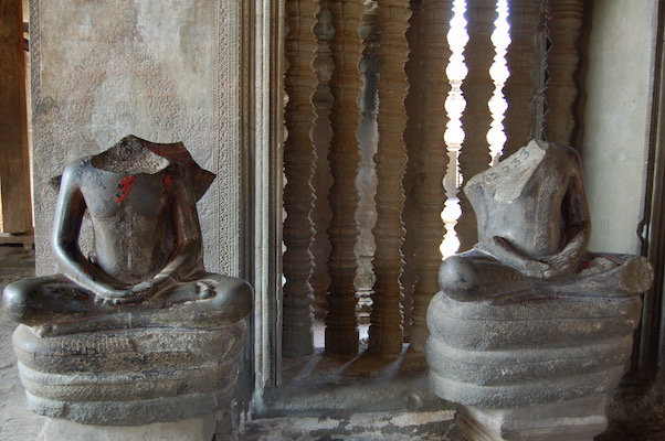 Angkor Wat statues missing heads